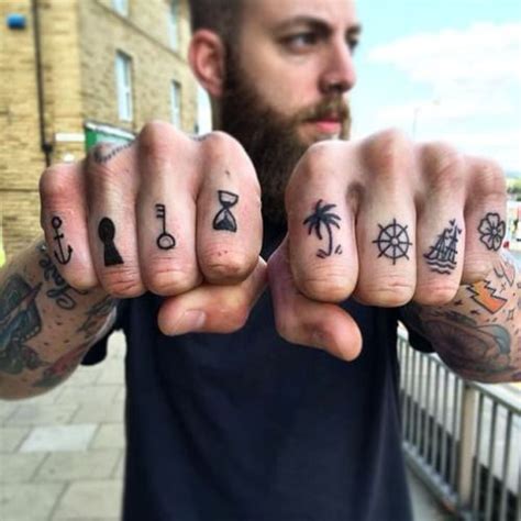 tatuajes de dedos hombre|Tattoo en el dedo: más de 70 diseños con sus。